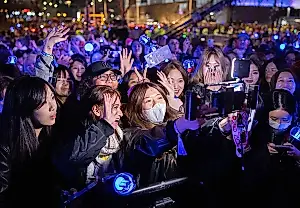 HYBE падает, BTS взлетает