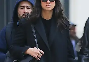 Callum Turner entre Dua Lipa y su bolso