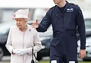 La reina y William