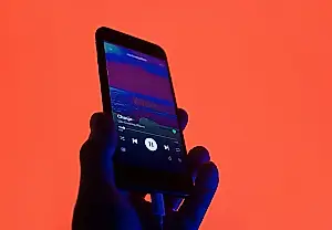 Spotify contra la música hecha con IA
