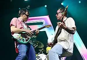 Weezer en un tejado: un regreso por todo lo alto