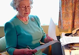 Calma y pereza: los secretos de la rutina matutina de Isabel II