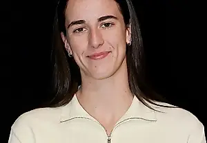 Caitlin Clark se apunta al butter yellow en su último paseo por el túnel