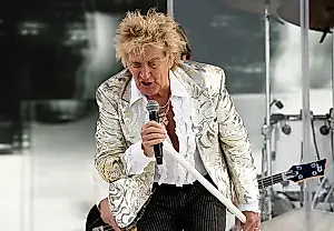 Rod Stewart bromea tras sufrir un episodio en el escenario: «¿Puedo sentarme?»