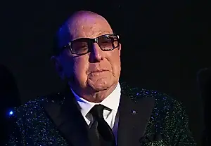 Clive Davis, leyenda de la industria musical, muere a los 94 años