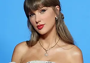 Taylor Swift se cuela en la Universidad de Tight Ends con un conjunto «veraniego»