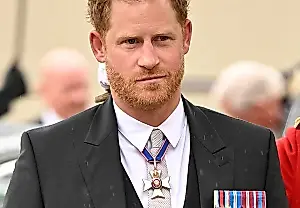 Por qué el príncipe Harry se disculpó por su «comportamiento tonto» al conocer por sorpresa a un antiguo mayordomo