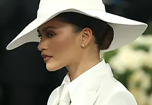 Секреты утреннего наряда Зендаи после Met Gala: дождливый день и стильный каприз