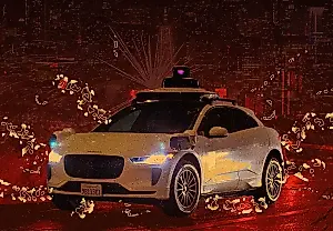 Waymo en llamas: los pasajeros se asustan por culpa de unos fuegos artificiales