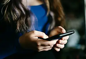 Los bots de IA imitan a quienes han fallecido: ¿consuelo o dependencia?