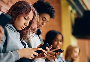 Las prohibiciones de móviles en los colegios no mejoran la salud mental, según un estudio