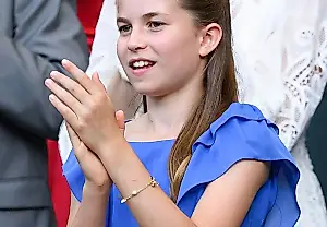 Un brazalete con un guiño a Diana: ¿Charlotte se hace mayor?
