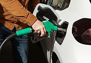 Tres formas de comprobar la gasolina en la estación de servicio y en casa: consejos sin filtros ni ilusiones