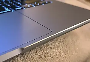 Usuarios de Apple liman las esquinas afiladas de sus MacBook para ganar comodidad