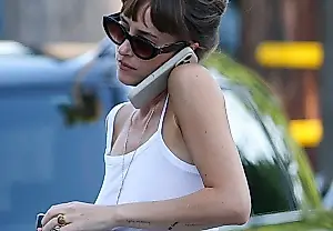 Dakota Johnson renueva su look de verano con la gran tendencia: las bailarinas