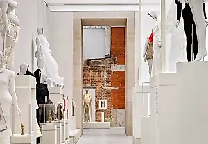 Escándalo por un vestido en la exposición del Met