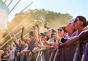 Fin de semana musical en Darwin: BASSINTHEGRASS 2026 hizo vibrar la playa