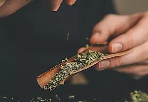 Cómo influyen las drogas en los delitos: no es tan sencillo
