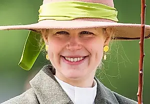Lady Louise sigue la moda real: un sombrero heredado