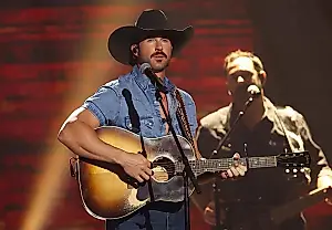 Riley Green en los ACM Awards: sombrero, denim y baladas lentas