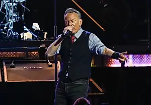 Bruce Springsteen apoya a Stephen Colbert actuando en la despedida del programa