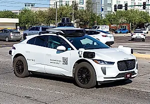 Los robotaxis de Waymo siguen entrando en carreteras inundadas en Atlanta y San Antonio