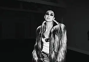 Charli XCX presenta el nuevo vídeo «SS26»: París, pasarela, apocalipsis y autoironía