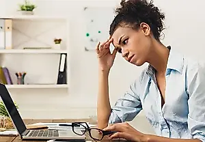 Jóvenes profesionales e IA: quién se ha quedado fuera del nuevo mercado laboral