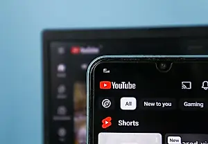 YouTube повысит уровень маркировки ИИ-контента — но не для детей