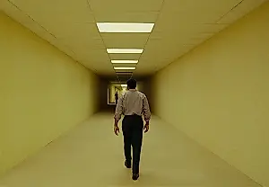 El director de «Backrooms» responde a las acusaciones de tener un «director fantasma»