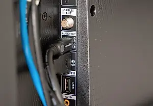 Qué se puede y qué no se debe conectar al puerto USB del televisor