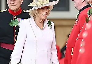 Vuelve el bolso real: Camila actualiza el accesorio de Isabel II
