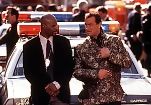 No podrás dejar de citar a Steven Seagal y Keenen Ivory Wayans después de «Un hombre brillante»