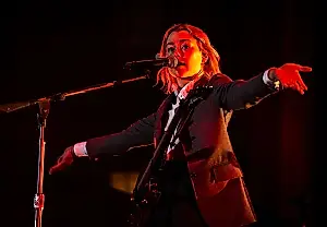 Phoebe Bridgers provoca una auténtica lluvia de móviles