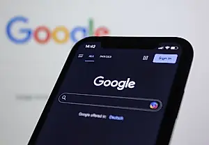 Un tribunal alemán responsabiliza a Google de las respuestas falsas de su IA Overview