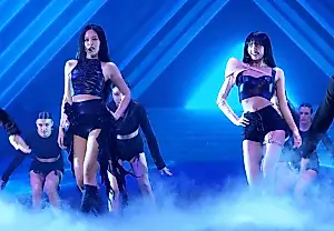 LISA намекает на новое творчество BLACKPINK перед глобальным туром