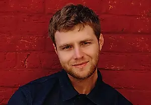 Alex Warren cancela su concierto en Auckland por enfermedad