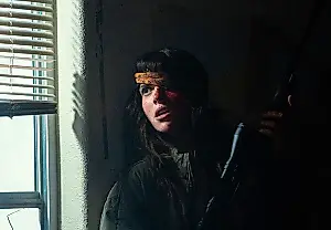 «Onslaught»: sangre, VHS y una madre con motosierra