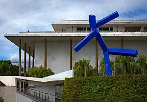 La escultura azul desaparece