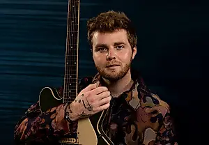 Алекс Уоррен: Смогут ли его «Ordinary» удержать топ на Hot 100?