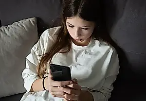 Smartphone antes de los 13 años: relación con la salud mental en la edad adulta