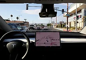 Un exdirectivo despedido de Tesla llama al Full Self-Driving «una catástrofe sobre ruedas»