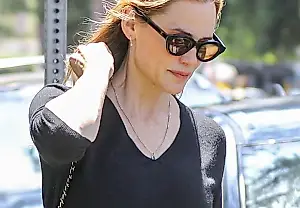 Jennifer Garner apuesta por las sandalias híbridas, la tendencia del final del verano