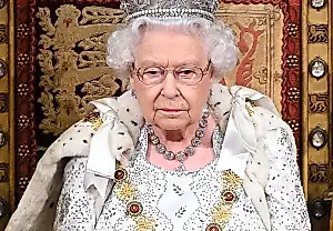 Por qué acusaron a Isabel II de estar ofendida con la BBC