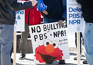 Трамп и веселье с финансированием NPR: Суд, монстры и реклама