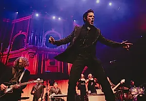 Brandon Flowers une a New Order con Johnny Cash