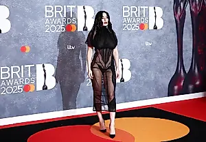 Charli XCX: Открытое платье на грани риска и сосков на BRIT Awards 2025