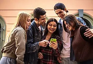 Словно спасатели: Великобритания следит за безопасностью детей в TikTok и Reddit