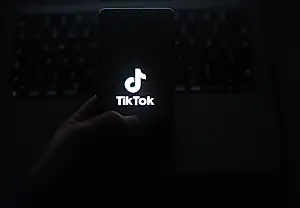 Великобритания преследует TikTok и Reddit за использование данных детей