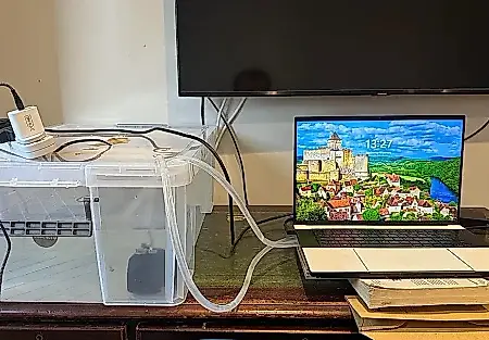 Resucitan un portátil con una caja de plástico
